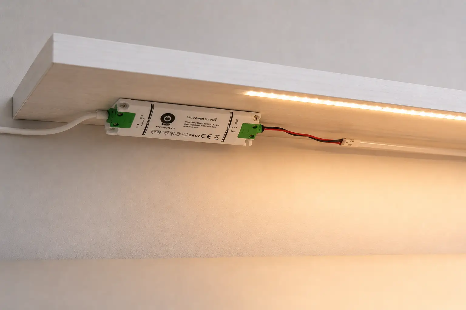 LED napájecí zdroj 12V 75W s vysokou účinností 90%, vhodný pro nábytkové osvětlení